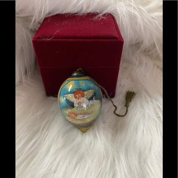 Me Qwa Art Ornament Angel over Baby Jesus
